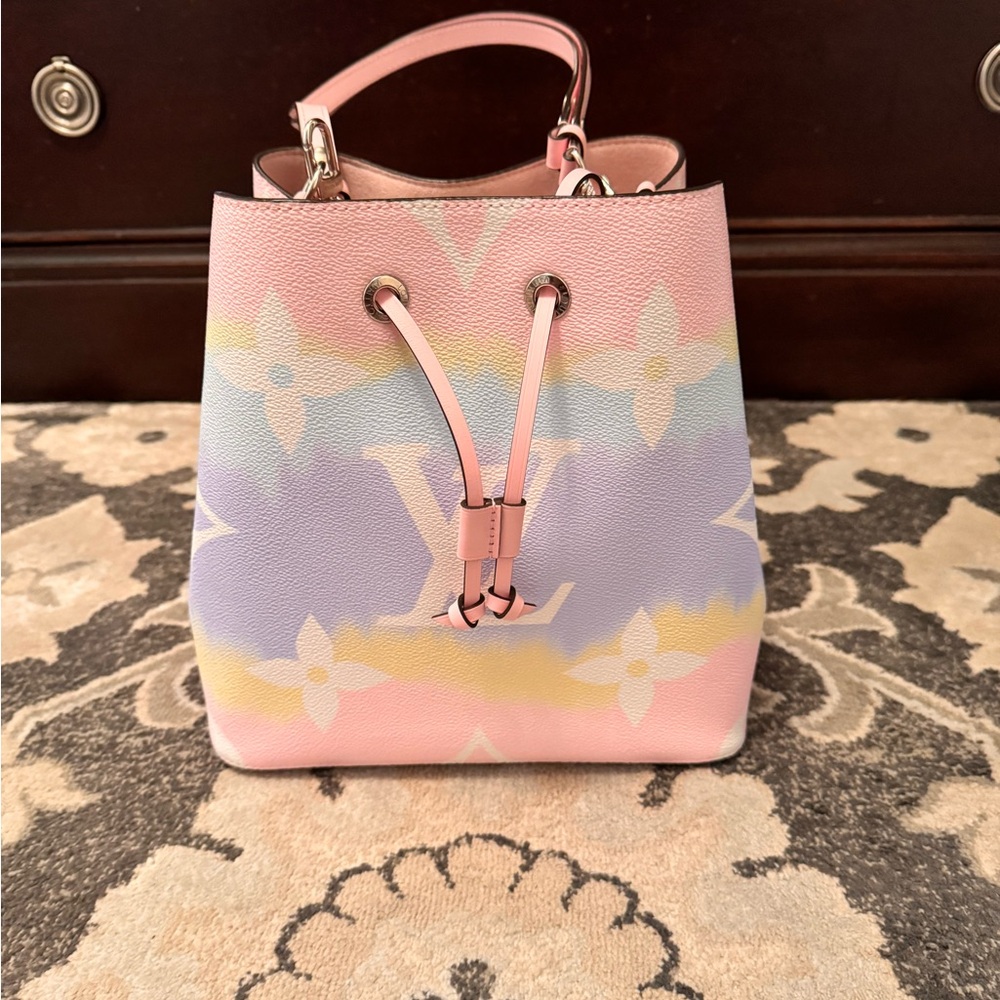 Gorgeous used once Louis Vuitton Escale NeoNoe MM